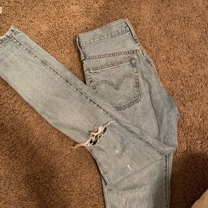 Levi’s - 501 Distressed Light Washed Size 24